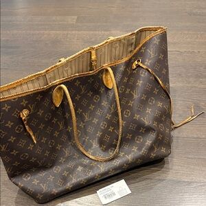 Authentic Louis Vuitton Dark Brown Tote
Neverful GM
Needs to go to cobbler